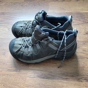 Keen hiking shoes Size 8